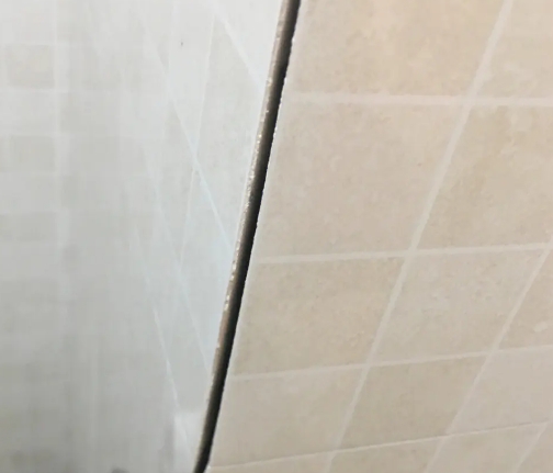 兴安盟瓷砖空鼓维修公司分享阳台瓷砖脱落的修复过程可以分为以下几个步骤